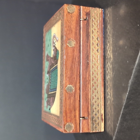 Wooden/Brass Elephant Inlay Small Indian Style Trinket Box. - Picture 4 of 11